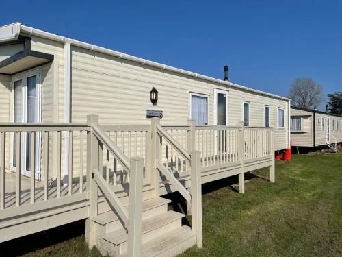 Stunning 3-bed Caravan In Clacton-on-sea