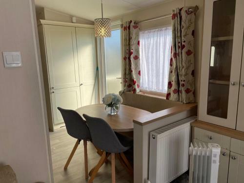 Stunning 3-bed Caravan In Clacton-on-sea