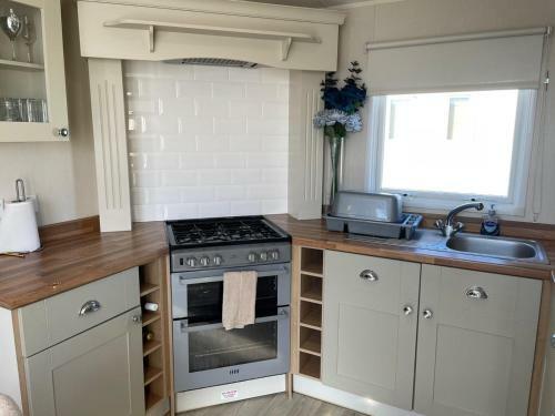 Stunning 3-bed Caravan In Clacton-on-sea