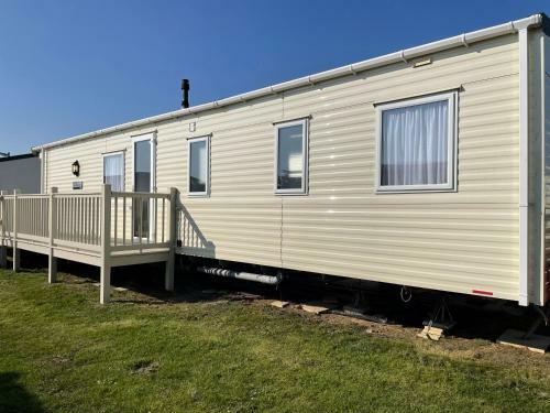 Stunning 3-bed Caravan In Clacton-on-sea