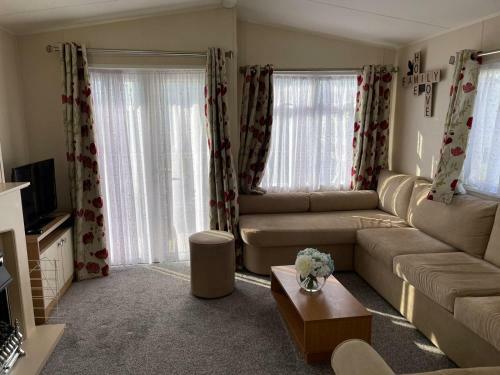 Stunning 3-bed Caravan In Clacton-on-sea