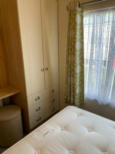 Stunning 3-bed Caravan In Clacton-on-sea