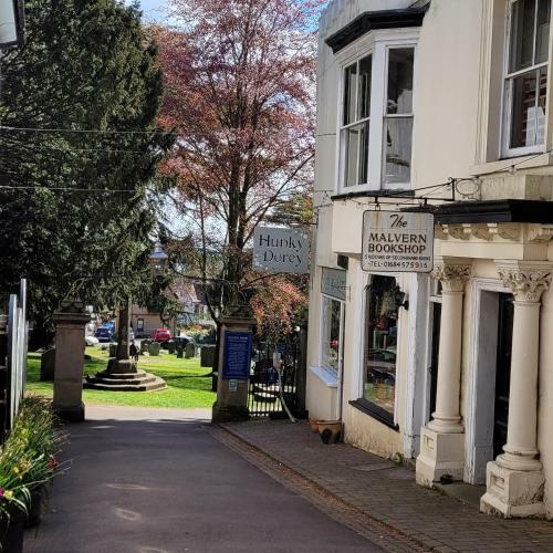 Stunning Hillside Town Centre Apartment - Great Malvern