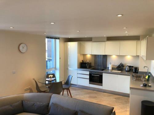 Blue Sky Apartments@guildford Town Centre