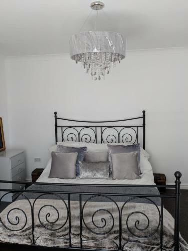 Sea Views By Beach - Spacious 4 Bed Family House