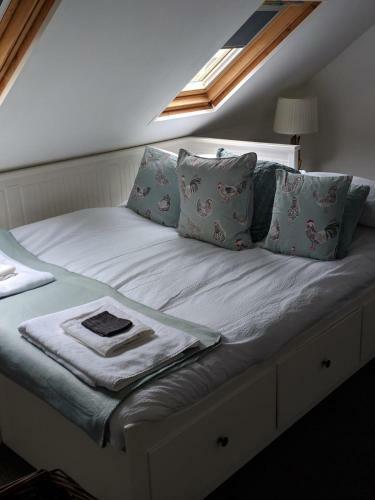 Sea Views By Beach - Spacious 4 Bed Family House