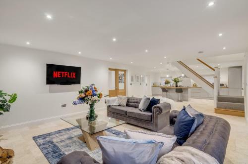 6 Bedroom Spacious Holiday Home