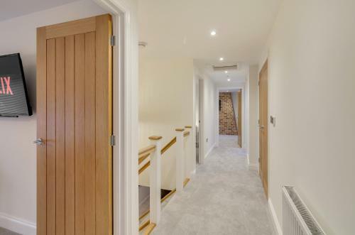 6 Bedroom Spacious Holiday Home