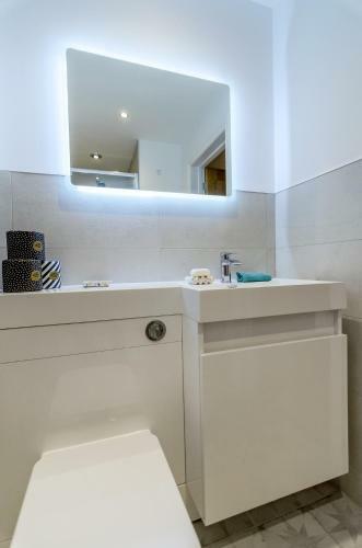6 Bedroom Spacious Holiday Home