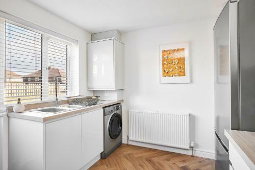 Charming 2 Bed Home, Quiet Village + Free Parking