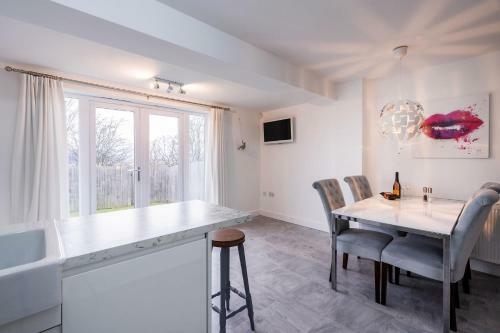 Deluxe, Modern, Spacious Home Away From Home