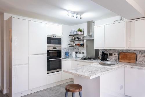 Deluxe, Modern, Spacious Home Away From Home