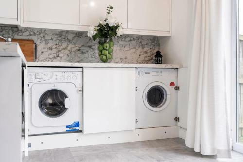 Deluxe, Modern, Spacious Home Away From Home