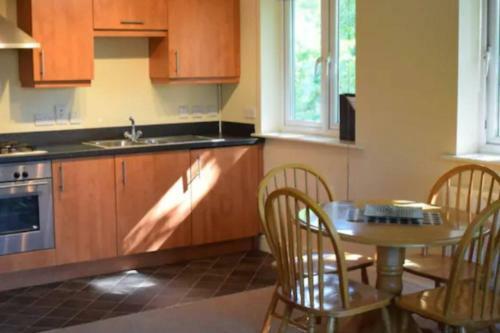 Charming 2- Bed Apartment With Free Parking