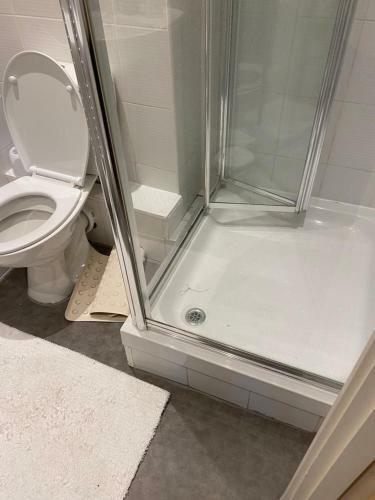 Charming 2- Bed Apartment With Free Parking