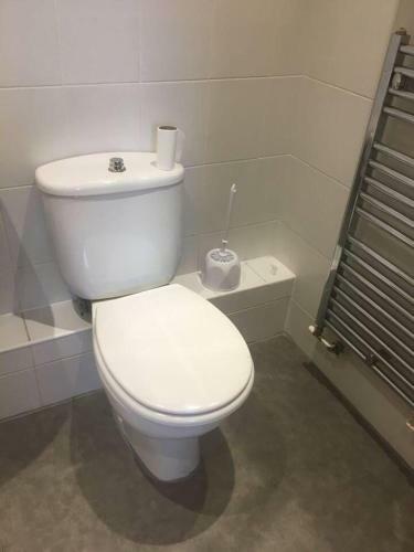 Charming 2- Bed Apartment With Free Parking