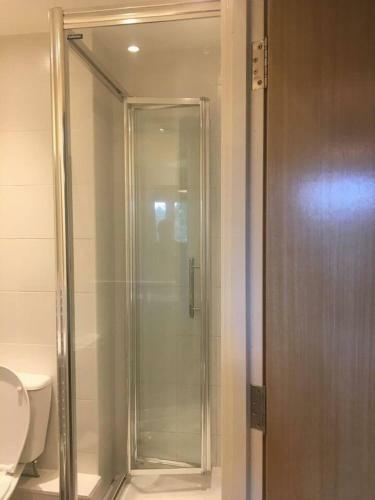 Charming 2- Bed Apartment With Free Parking