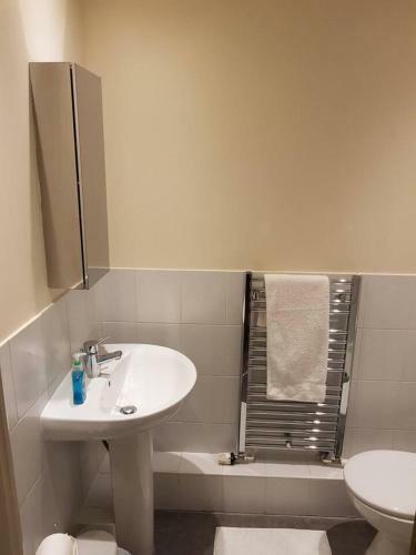 Charming 2- Bed Apartment With Free Parking