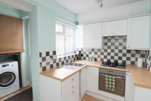 Newly Refurbished Entire House In Hatfield
