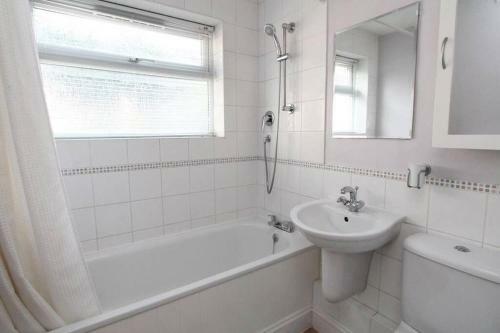 Newly Refurbished Entire House In Hatfield