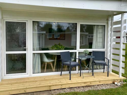 Sea Breeze Holiday Chalet, Close To Sandy Beach.