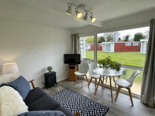 Sea Breeze Holiday Chalet, Close To Sandy Beach.