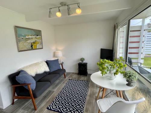 Sea Breeze Holiday Chalet, Close To Sandy Beach.