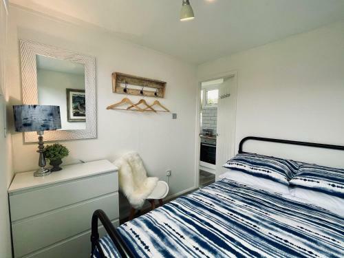 Sea Breeze Holiday Chalet, Close To Sandy Beach.