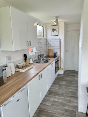 Sea Breeze Holiday Chalet, Close To Sandy Beach.