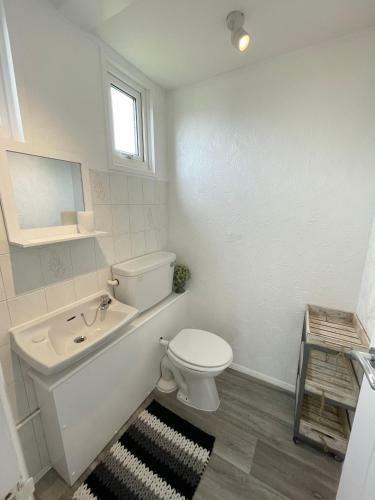Sea Breeze Holiday Chalet, Close To Sandy Beach.