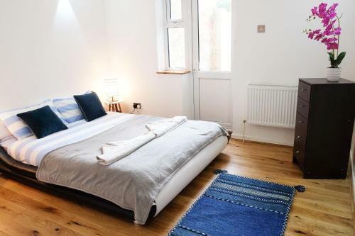 Contemporary Two Bedroom Two Bathroom Apartment