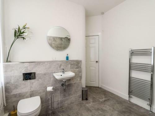 Cosy 3 Bed Cottage In Helensburgh