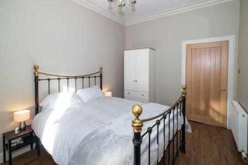An Steisean - Central Apartment With Home Office