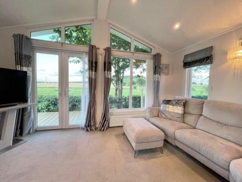 Relaxing Family Caravan Stay In The Lakes