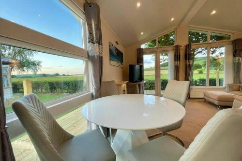 Relaxing Family Caravan Stay In The Lakes