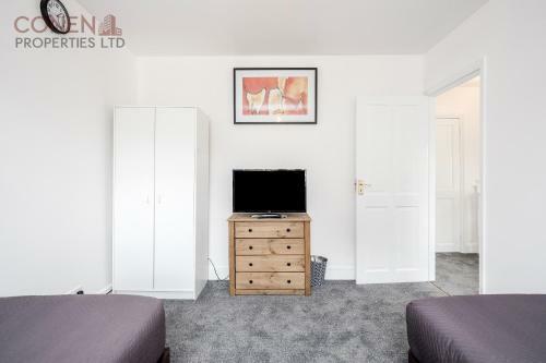 Impeccable 4-bed Apartment In Hornchurch