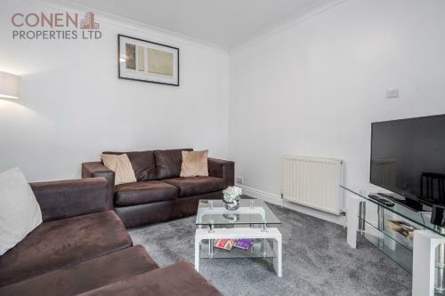Impeccable 4-bed Apartment In Hornchurch