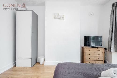 Impeccable 4-bed Apartment In Hornchurch