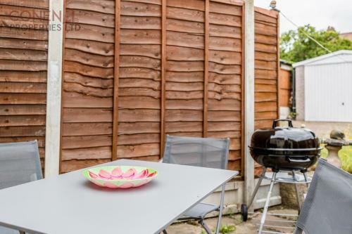 Impeccable 4-bed Apartment In Hornchurch