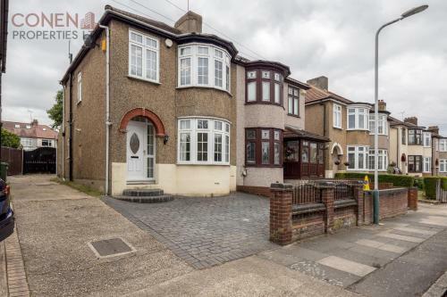 Impeccable 4-bed Apartment In Hornchurch