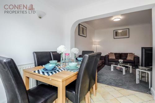 Impeccable 4-bed Apartment In Hornchurch