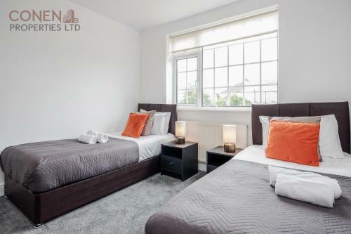 Impeccable 4-bed Apartment In Hornchurch