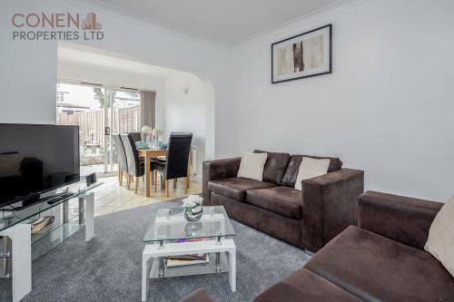 Impeccable 4-bed Apartment In Hornchurch