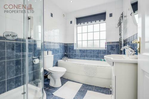 Impeccable 4-bed Apartment In Hornchurch