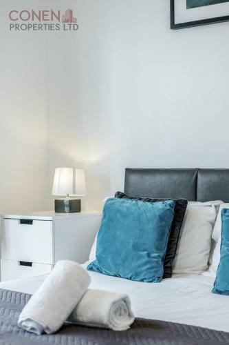 Impeccable 4-bed Apartment In Hornchurch