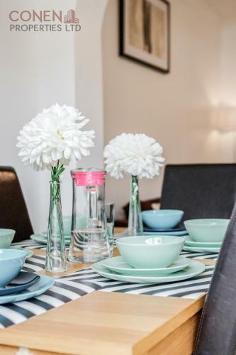 Impeccable 4-bed Apartment In Hornchurch