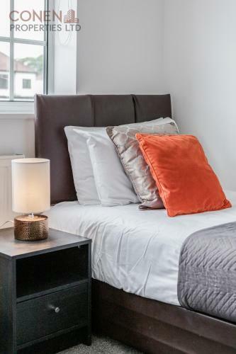Impeccable 4-bed Apartment In Hornchurch