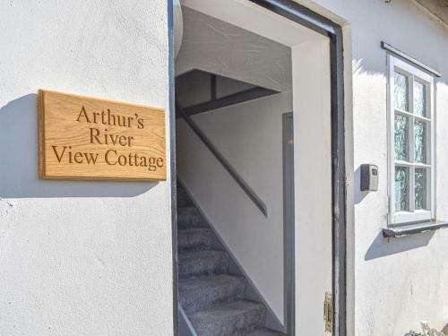 Arthur's River View Cottage