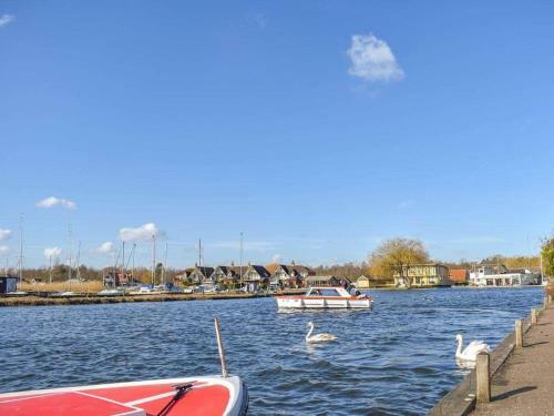 Arthur's River View Cottage
