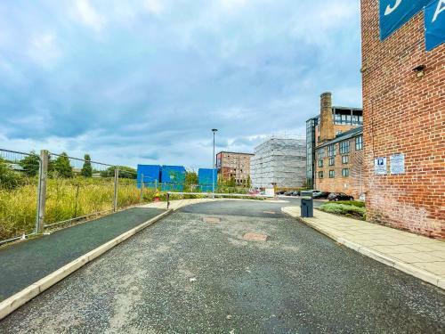 ?onpoint - Modern 2 Bed Apartment Close To Centre?